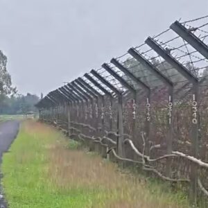 রাত জাগার দিন শেষ? বাংলাদেশ সীমান্তে কাঁটাতারের কাজ শুরু হতেই খুশির হাওয়া গ্রামে! রাত জাগার দিন শেষ? বাংলাদেশ সীমান্তে কাঁটাতারের কাজ শুরু হতেই খুশির হাওয়া গ্রামে!