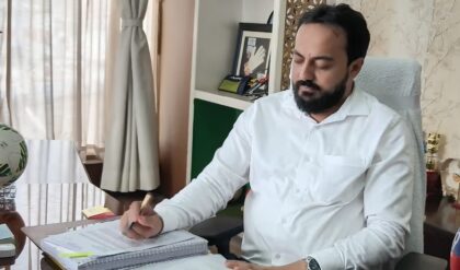 “বাঙালি ফুটবলাররা সুযোগ পাচ্ছে কোথায়?”-দায়িত্ব পেয়েই অতীতের কোন দুর্নীতির দিকে আঙুল তুললেন নতুন ক্রীড়ামন্ত্রী? “বাঙালি ফুটবলাররা সুযোগ পাচ্ছে কোথায়?”-দায়িত্ব পেয়েই অতীতের কোন দুর্নীতির দিকে আঙুল তুললেন নতুন ক্রীড়ামন্ত্রী?