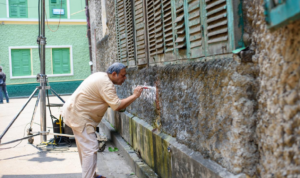 উত্তর কলকাতার অলিগলির অদ্ভুত বাস্তবতা! দেওয়াল বাঁচাতে বৃদ্ধের লড়াইয়ে হাসির আড়ালে মানবিক প্রশ্ন