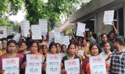 সরকারি প্রকল্পে কাটমানির মেলা! তৃণমূল বিধায়কের বাড়ির সামনে ক্ষোভে ফেটে পড়লেন স্থানীয়রা সরকারি প্রকল্পে কাটমানির মেলা! তৃণমূল বিধায়কের বাড়ির সামনে ক্ষোভে ফেটে পড়লেন স্থানীয়রা