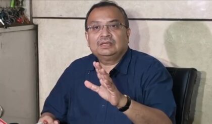 ধর্মতলায় উদ্বেগ: ধরনা চলাকালীন অসুস্থ তৃণমূল নেতা, পাশে দাঁড়িয়েই যা করলেন মমতা!