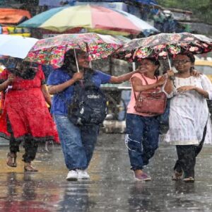 বৃষ্টির অপেক্ষায় কলকাতা, বুলেটিনে নেই কোনো স্বস্তির খবর! জেনে নিন কোন জেলাগুলোতে আজও দাবদাহের সতর্কতা বৃষ্টির অপেক্ষায় কলকাতা, বুলেটিনে নেই কোনো স্বস্তির খবর! জেনে নিন কোন জেলাগুলোতে আজও দাবদাহের সতর্কতা