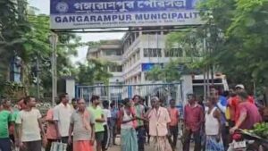 “হাজিরা দিলেও মিলছে না টাকা!”-বকেয়া বেতনের দাবিতে তালাবন্ধ পুরসভা, চরম ভোগান্তিতে মানুষ