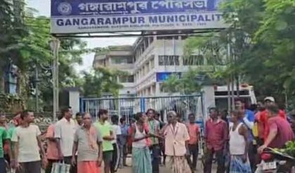 “হাজিরা দিলেও মিলছে না টাকা!”-বকেয়া বেতনের দাবিতে তালাবন্ধ পুরসভা, চরম ভোগান্তিতে মানুষ “হাজিরা দিলেও মিলছে না টাকা!”-বকেয়া বেতনের দাবিতে তালাবন্ধ পুরসভা, চরম ভোগান্তিতে মানুষ