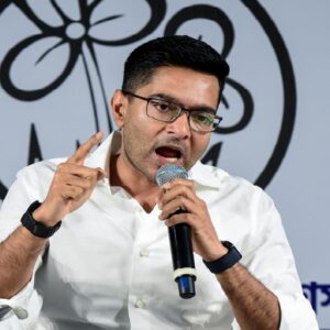 দিল্লিতে হঠাৎ অভিষেক! দলত্যাগের জল্পনা তুঙ্গে, তৃণমূল কি ভাঙন আটকাতে পারবে?
