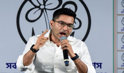 দিল্লিতে হঠাৎ অভিষেক! দলত্যাগের জল্পনা তুঙ্গে, তৃণমূল কি ভাঙন আটকাতে পারবে? দিল্লিতে হঠাৎ অভিষেক! দলত্যাগের জল্পনা তুঙ্গে, তৃণমূল কি ভাঙন আটকাতে পারবে?
