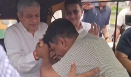 রেলমন্ত্রী না সাধারণ যাত্রী? অটোয় চড়ে কোথায় চললেন অশ্বিনী বৈষ্ণব? ভাইরাল ছবি! রেলমন্ত্রী না সাধারণ যাত্রী? অটোয় চড়ে কোথায় চললেন অশ্বিনী বৈষ্ণব? ভাইরাল ছবি!
