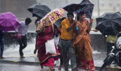 কলকাতার আবহাওয়াতে নতুন ‘টুইস্ট’! বৃষ্টি কমে স্বস্তি নাকি ফের বাড়বে ভোগান্তি? জেনে নিন লেটেস্ট আপডেট কলকাতার আবহাওয়াতে নতুন ‘টুইস্ট’! বৃষ্টি কমে স্বস্তি নাকি ফের বাড়বে ভোগান্তি? জেনে নিন লেটেস্ট আপডেট