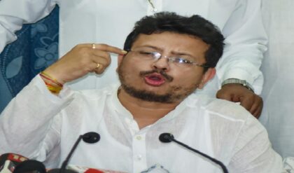 অভিষেককে লক্ষ্য করে বিষোদ্গার ঋতব্রতর! সোনারপুরের ঘটনা নিয়ে এবার ‘৬০ থেকে ৬১’ হওয়ার বিস্ফোরক দাবি! অভিষেককে লক্ষ্য করে বিষোদ্গার ঋতব্রতর! সোনারপুরের ঘটনা নিয়ে এবার ‘৬০ থেকে ৬১’ হওয়ার বিস্ফোরক দাবি!