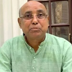 রাজনীতির চেয়ে উন্নয়ন বড়! নবান্নে দাঁড়িয়ে শাসকদলের বিধায়কের এই মন্তব্যে শোরগোল রাজনীতির চেয়ে উন্নয়ন বড়! নবান্নে দাঁড়িয়ে শাসকদলের বিধায়কের এই মন্তব্যে শোরগোল