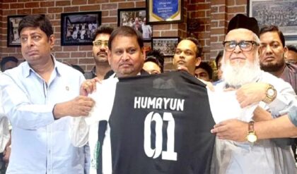 ‘রাজনীতি-মুক্ত ময়দান অসম্ভব!’ মহামেডানের মসনদে বসেই বিস্ফোরক হুমায়ুন কবীর ‘রাজনীতি-মুক্ত ময়দান অসম্ভব!’ মহামেডানের মসনদে বসেই বিস্ফোরক হুমায়ুন কবীর