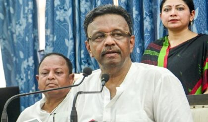 উনি খুব ধার্মিক মানুষ!” ফিরহাদ হাকিমের ইস্তফা জল্পনা নিয়ে কটাক্ষ সজল ঘোষের