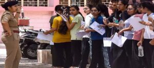 NEET রিটেস্ট সম্পন্ন: পদার্থবিদ্যার প্রশ্নে ঘাম ছুটল পরীক্ষার্থীদের, জানালেন ‘গতবারের চেয়ে কঠিন’!
