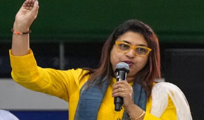 তৃণমূলের অন্দরে ফাটল? শুভেন্দুর সঙ্গে গোপন বৈঠকের পর বিস্ফোরক শতাব্দী রায়!