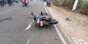 মর্মান্তিক পথ দুর্ঘটনা: গাড়ির চাকা মাথার উপর দিয়ে চলে যাওয়ায় ঘটনাস্থলেই মৃত্যু বাইক আরোহীর