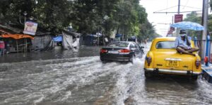 কলকাতায় প্রকৃতির তাণ্ডব: মাত্র এক ঘণ্টায় ১০০ মিলিমিটারের বেশি বৃষ্টি, জলমগ্ন গোটা শহর