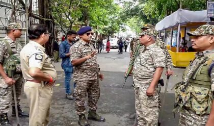 বেহালায় অরূপ-স্বরূপের বাড়িতে পুলিশের দীর্ঘ তল্লাশি, খুঁজে পাওয়া গেল ‘অজানা কক্ষ’! বেহালায় অরূপ-স্বরূপের বাড়িতে পুলিশের দীর্ঘ তল্লাশি, খুঁজে পাওয়া গেল ‘অজানা কক্ষ’!