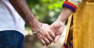 স্ত্রী পালালেন প্রেমিক ও তিন সন্তানকে নিয়ে! শ্বশুরকে ফোন করতেই পেলেন মৃত্যুর হুমকি