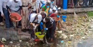 হাতে কোদাল মন্ত্রী, বর্ধমানকে ইন্দোরের মতো পরিষ্কার করার শপথ মৌমিতার
