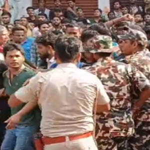 “দুদিনের মধ্যে উড়িয়ে দেওয়া হবে!” ভয়ংকর হুমকির মুখে জনপ্রিয় শিক্ষক খান স্যার