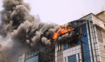 ১২ তলা থেকে ধোঁয়ার কুণ্ডলী, নয়ডায় বিলাসবহুল আবাসনে বড় বিপত্তি, তৎপর দমকল বাহিনী