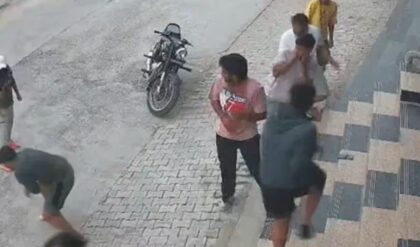 সলমন খানের সঙ্গে ঘনিষ্ঠতাই কাল? গুরু রণধাওয়ার জিমে দুষ্কৃতীদের গুলি, দায় স্বীকার বিষ্ণোই গ্যাংয়ের! সলমন খানের সঙ্গে ঘনিষ্ঠতাই কাল? গুরু রণধাওয়ার জিমে দুষ্কৃতীদের গুলি, দায় স্বীকার বিষ্ণোই গ্যাংয়ের!
