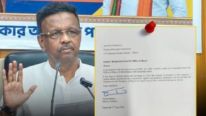 ‘চেয়ারের মর্যাদা রাখতে পারলাম না’, আক্ষেপ নিয়ে মেয়র পদ থেকে ইস্তফা ফিরহাদ হাকিমের