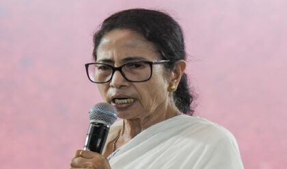হাইভোল্টেজ ড্রামা কালীঘাটে! সিআইডিকে রুখতে ব্যর্থ তৃণমূল, মমতা-অভিষেকের অনুপস্থিতিতে বাড়িতে তল্লাশি