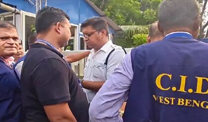 হাইভোল্টেজ ড্রামা কালীঘাটে! সই জালিয়াতি কাণ্ডে তৃণমূলের পার্টি অফিস ও অভিষেকের অফিসে সিআইডি-র হানা