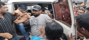 গাইঘাটায় ধুন্ধুমার! পুলিশের সামনেই তৃণমূল নেতাকে জুতোপেটা ও ডিম নিক্ষেপ, তীব্র উত্তেজনা এলাকায়