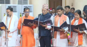 লোকভবনে মেগা শপথ! শুভেন্দুর নতুন মন্ত্রিসভায় একঝাঁক চমক, ৩৫ মন্ত্রীর দায়িত্ব গ্রহণ
