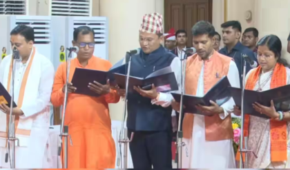 লোকভবনে মেগা শপথ! শুভেন্দুর নতুন মন্ত্রিসভায় একঝাঁক চমক, ৩৫ মন্ত্রীর দায়িত্ব গ্রহণ