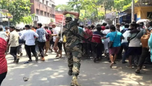 মঙ্গলাহাটের দখলদারি আর নয়! রাস্তা সচল রাখতে ভোর থেকেই পুলিশের কড়া অ্যাকশন, বিপাকে ব্যবসায়ী