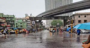 হুঁশিয়ারি জারি আইএমডির! ঝোড়ো হাওয়া আর ভারী বৃষ্টিতে ভাসছে মুম্বই, ঘর থেকে বেরনোর আগে সাবধান