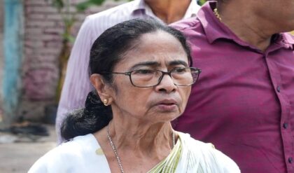 তৃণমূল বিলীন হওয়ার পথে? কংগ্রেসের সঙ্গে মিশে গেলে কী লাভ মমতার?