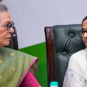 অস্তিত্ব রক্ষার লড়াই! মমতাকে কংগ্রেসে বড় পদের প্রস্তাব সোনিয়ার? শুরু হলো জল্পনা