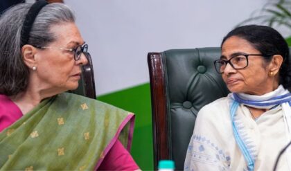 অস্তিত্ব রক্ষার লড়াই! মমতাকে কংগ্রেসে বড় পদের প্রস্তাব সোনিয়ার? শুরু হলো জল্পনা অস্তিত্ব রক্ষার লড়াই! মমতাকে কংগ্রেসে বড় পদের প্রস্তাব সোনিয়ার? শুরু হলো জল্পনা