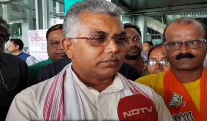 ‘তৃণমূলের পতন ভবিতব্যই ছিল!’ দলত্যাগ নিয়ে মমতাকে তীব্র আক্রমণ পঞ্চায়েত মন্ত্রীর ‘তৃণমূলের পতন ভবিতব্যই ছিল!’ দলত্যাগ নিয়ে মমতাকে তীব্র আক্রমণ পঞ্চায়েত মন্ত্রীর