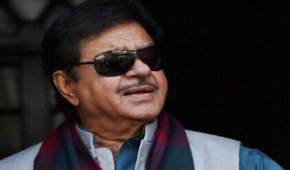 মোদীকে শুভেচ্ছা জানানোয় ‘বিদ্রোহী’ তকমা? সব গুঞ্জন উড়িয়ে মমতা বন্দ্যোপাধ্যায়ের পাশে আসানসোলের সাংসদ