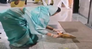 ক্ষমতার অহংকার দূর! নিজে হাতে সাধুদের সেবা করে তাক লাগিয়ে দিলেন রাজস্থানের মুখ্যমন্ত্রীর স্ত্রী