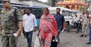 এক বছর পর দেশে ফেরা! দিল্লি পুলিশের বিরুদ্ধে লড়াই জিতে ফিরলেন সুইটি বিবি ও তাঁর সন্তানরা