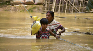 সরকারি সাহায্য পৌঁছানোর আগেই ত্রাতা দিনমজুর! বন্যায় ডুবে যাওয়া গ্রামে অবিশ্বাস্য সাহসিকতায় বাঁচল ২০০০ প্রাণ!