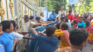 ৬ বছর ধরে মিলছে না গ্র্যাচুইটির টাকা! জলপাইগুড়ি পুরসভায় ব্যারিকেড ভেঙে ঢুকে পড়লেন ক্ষুব্ধ সাফাইকর্মীরা