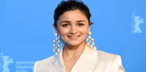 আলিয়া ভাটের উজ্জ্বল ত্বকের রহস্য ফাঁস! নিয়মিত এই বিশেষ ‘স্কিন স্ন্যাক’ খেয়েই পান নিখুঁত ত্বক