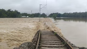 থামছে না বৃষ্টি! অসমে নদীর জল উপচে প্লাবিত বিস্তীর্ণ এলাকা, ঘুরিয়ে দেওয়া হল দূরপাল্লার ট্রেন