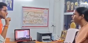 ক্লাসে হনুমান চালিসা দেখেই রেগেমেগে আগুন শিক্ষিকা! বই ছুড়ে ফেলার ভিডিও ভাইরাল হতেই তুলকালাম কাণ্ড গুজরাতের স্কুলে