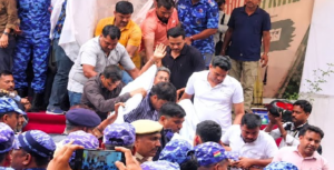 যন্তর মন্তরে নাটকীয় মোড়! অনশনরত সোনম ওয়াংচুককে তুলে নিয়ে গেল পুলিশ, রাজধানীতে তীব্র উত্তেজনা