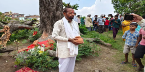 বৃষ্টিতেও নেভেনি আগুন! ৬ দিন ধরে জ্বলছে গ্রামের মহুয়া গাছ, ঘিরে চলছে পুজো-অর্চনা