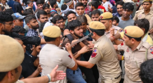 যন্তর মন্তরে ধুন্ধুমার! ছাত্র বিক্ষোভের আড়ালে বহিরাগতদের হামলা, আহত একাধিক পুলিশকর্মী!
