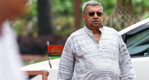 সংসদ থেকে সাসপেন্ড হয়েই বিস্ফোরক কল্যাণ! গলায় প্ল্যাকার্ড ঝুলিয়ে একা একা রাস্তায় যা করলেন…
